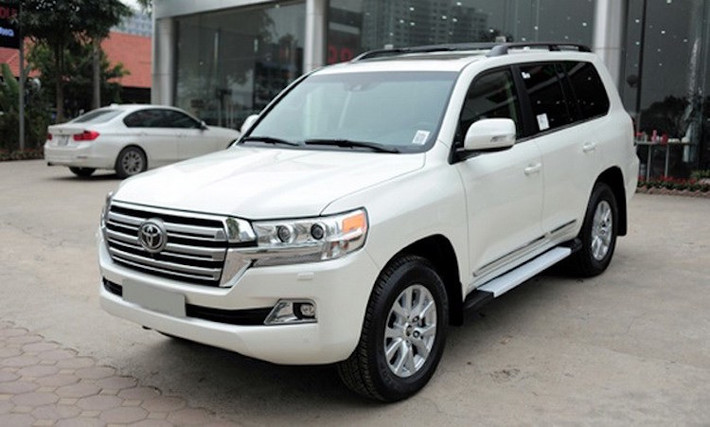 Một mẫu xe SUV lâu đời khác với khả năng địa hình cực "đỉnh" là Toyota Land Cruiser, với thế hệ đầu tiên từ đầu những năm 50. Land Cruiser đời mới nhất có gầm cao 23 cm, góc thoát trước 32 độ và sau 24 độ, khóa vi sai trung tâm giới hạn cùng các tính năng hỗ trợ offroad hiện đại.
