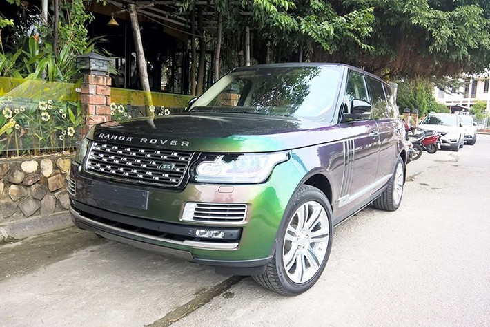 Dù được coi là mẫu SUV sang trọng nhưng khả năng offroad của thế hệ Range Rover mới nhất cũng rất đáng nể. Khi hệ thống treo ở chế độ cao nhất, xe có góc thoát trước sau lên tới 34,7/29,6 độ cùng khoảng sáng gầm 30,2 cm. Xe được trang bị hệ dẫn động 4 bánh Terrain Response và hàng loạt hệ thống hiện đại khác.