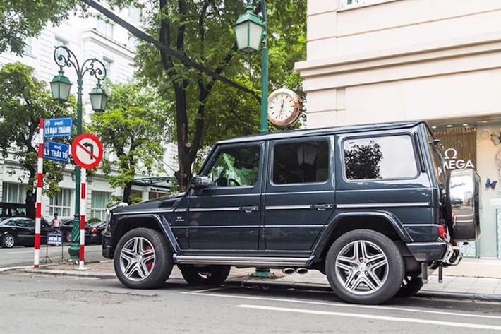 Dù đã ra mắt từ thập niên 70 nhưng tới tận ngày nay, Mercedes G-Class vẫn được đánh giá là một trong những chiếc xe SUV offroad tốt nhất. Xe có cấu trúc thân trên khung linh hoạt, 3 khóa vi sai, khoảng sáng gầm 20,3 cm cùng góc thoát trước/sau lần lượt là 28 và 29 độ.