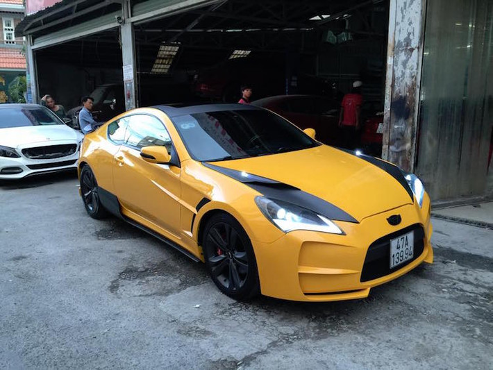 Để có thể "lột xác" xe thể thao Hyundai Genesis Coupe thành siêu xe Aston Martin One-77, người chủ đã gửi gắm "vợ hai" cho một gara chuyên độ bodykit khá nổi tiếng ở Sài Gòn.
