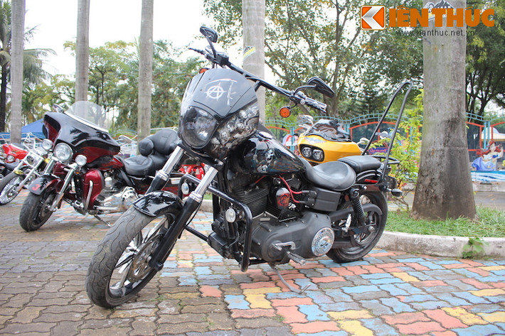 Chiếc Harley-Davidson Dyna Street Bob đã được biker tại TP HCM độ lại, chiếc xe được lấy cảm hứng từ chiếc Harley của các nhân vật chính trong bộ phim truyền hình dài tập Mỹ mang tên Sons of Anarchy (S.O.A).