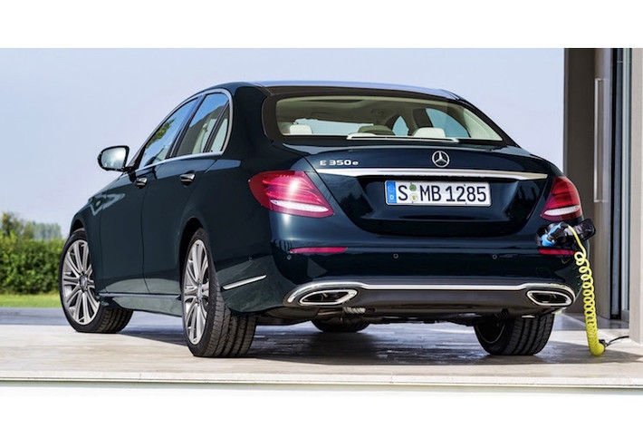 Trong khi đó, cặp đèn hậu của E-Class thế hệ mới nhỏ gọn hơn với 3 hàng đèn LED xếp dọc, một lần nữa trông khá giống như C hay S-Class mới.