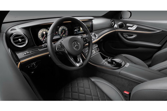 Các chi tiết trên E-Class mới được hoàn thiện cao cấp hơn và đem lại cảm giác như đang ngồi trong S-Class. Thậm chí một số tùy chọn tương tự S-Class cũng đã được đem xuống dòng xe này như dàn âm thanh Burmester.