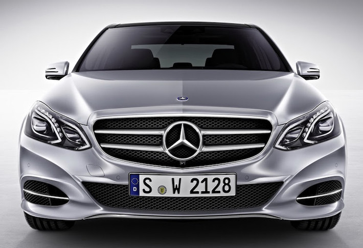 Dựa trên cơ sở nền tảng chassis mới nhất của Mercedes với tên gọi MRA, E-Class mới dài hơn thế hệ cũ 43 mm và có độ dài trục cơ sở lớn hơn tới 66 mm, khiến cabin xe trở nên rộng rãi hơn.