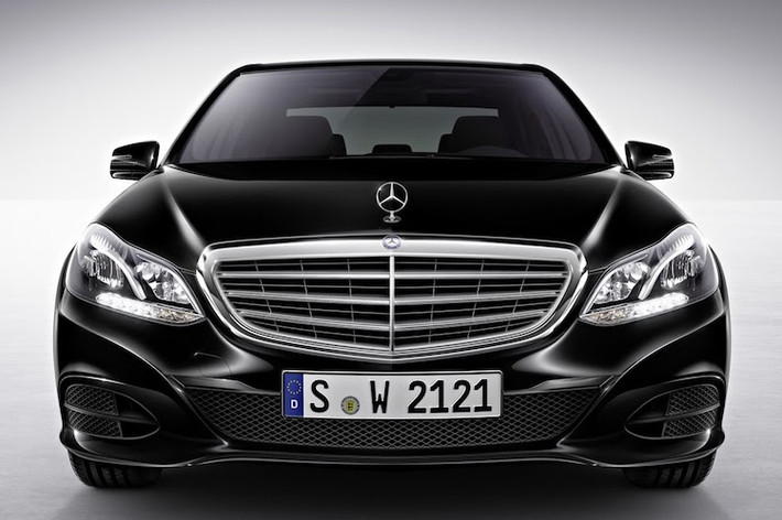 Sau đợt nâng cấp giữa vòng đời, E-Class thế hệ cũ W212 đã bỏ đi thiết kế đèn pha kép tách rời đã trở thành "truyền thống" của dòng E-Class. Chính vì vậy dù sở hữu thiết kế hoàn toàn mới nhưng E-Class W213 không quá khác biệt so với W212 nếu chỉ nhìn lướt qua.