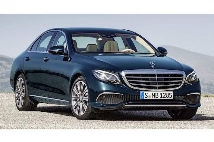 Thế hệ E-Class mới nhất mềm mại hơn nhiều, nhưng đồng thời cũng gây ra khá nhiều tranh cãi khi áp dụng phong cách thiết kế mới nhất của Mercedes. Nhiều ý kiến cho rằng chiếc xe là C-Class phóng to, trong khi một số người lại thấy E-Class mới giống S-Class thu nhỏ.