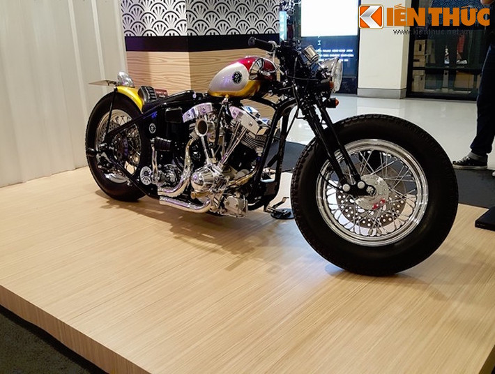 Harley-Davidson độ theo phong cách bobber hoài cổ với giảm xóc giò gà, lốp vintage và máy mạ chrome sáng bóng.