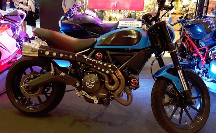 Ducati Scrambler độ ống xả đúng chất "pô vắt" scrambler.