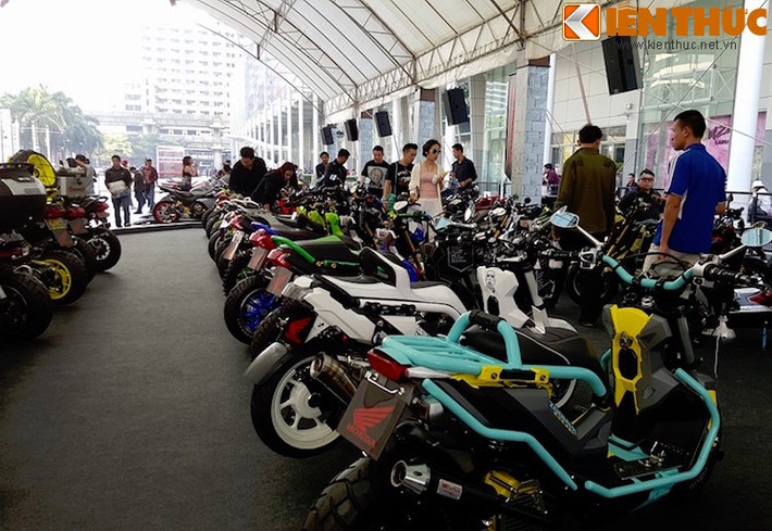 Khu trưng bày những chiếc xe tay ga Zoomer X độ theo đủ phong cách khác nhau. Tại Thái Lan, các dòng xe phân khối nhỏ vẫn đang được độ rất nhiều do giá rẻ và phụ tùng cực kỳ sẵn.