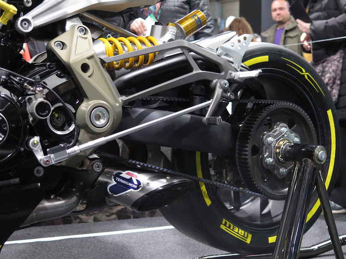 Thay vì vị trí để chân dạng cruiser ở phía trước như Ducati XDiavel nguyên bản, dàn chân của Dragster nằm ở vị trí của cần để chân cho người ngồi sau. Ngay bên dưới là cặp pô Termignoni dạng loa, đem tới tiếng nổ cực kỳ uy lực.