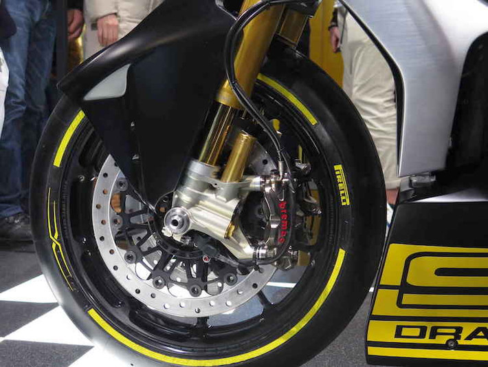 Để có thể hãm thành công "quái vật" Draxter trên đường đua drag, phanh Brembo Monoblock đã được trang bị ở hai bên bánh trước. Lốp trước cũng có dạng vân dọc bám đường, kèm theo mâm 10 cánh mới. Ngoài ra, Draxter còn có vè trước với thiết kế khí động học hơn.