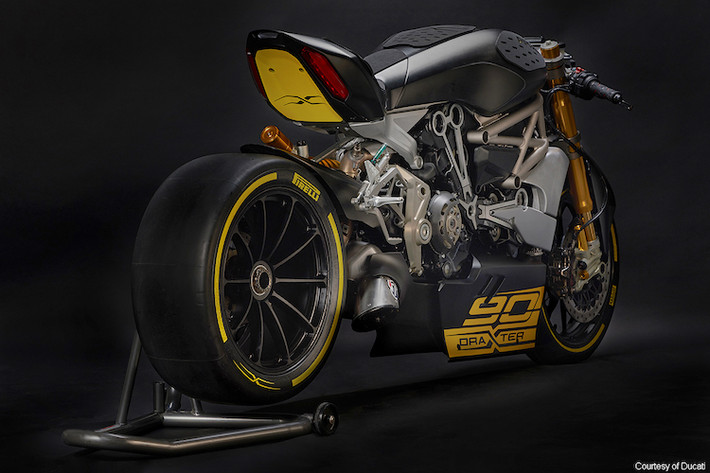 Đúng như tên gọi của chiếc xe, dù có phần "xác" là XDiavel nhưng mẫu xe Ducati Draxter đã được thay đổi rất nhiều chi tiết để trở thành một chiếc xe đua drag thực sự.
