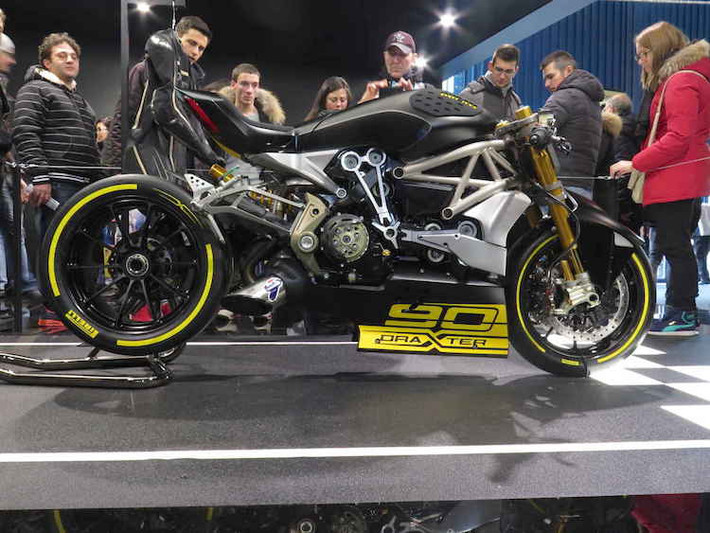 Phần bình xăng của XDiavel được giữ lại nguyên bản trên Draxter, nhưng có thêm những đệm lót để tay đua có thể "nằm bò" núp gió trên đường đua drag. Bên dưới gầm xe được lắp thêm "mỏ cày" có tên Draxter và số 90, nhằm kỷ niệm 90 năm thành lập Ducati trong năm 2016 này.