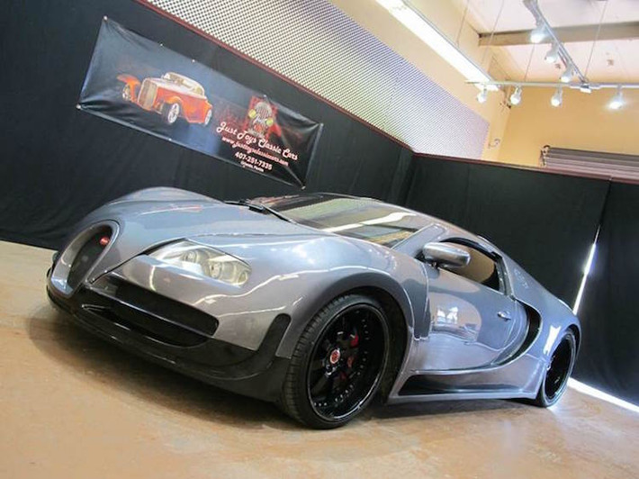 Nếu chỉ nhìn chiếc " siêu xe Bugatti Veyron" này lướt qua ngoài phố, ngay cả những người mê xe cũng khó có thể tin rằng nó đã được độ lại từ một chiếc coupe Mercury Cougar đời 2001 vốn được coi là "xe cỏ" tại Mỹ.