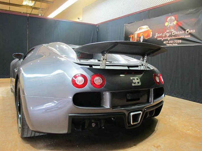 Thậm chí ngay cả cánh đuôi ẩn với khả năng đóng mở dựa theo tốc độ của "ông hoàng" Bugatti Veyron cũng đã được nhái lại rất giống!