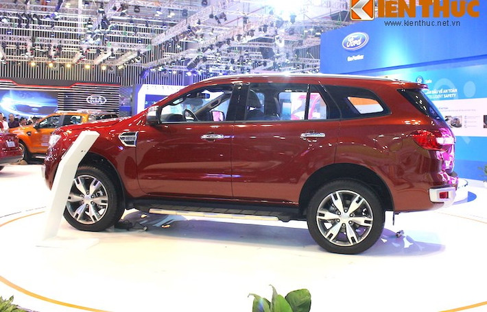 Theo Ford Việt Nam công bố, mức giá dành cho 3 phiên bản Trend AT 2.2L 4x2, Titanium AT 2,2L 4x2 và Titanium AT 3.2L 4x4 của Ford Everest 2016 lần lượt là 1,249; 1,329 và 1,629 tỷ đồng.