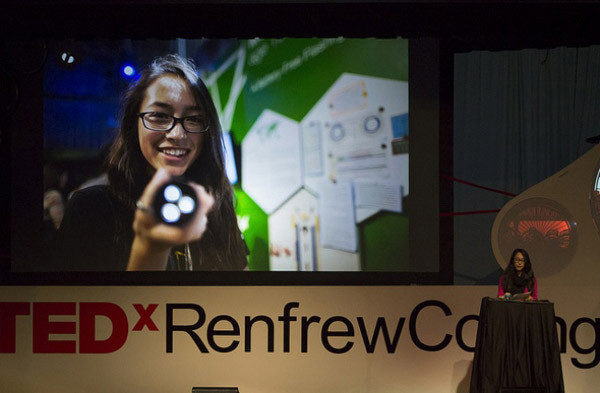 9. Ann Makosinski Vào năm 2013, một học sinh 16 tuổi người Canada đã tạo ra Hollow Flashlight – loại đèn pin chuyển đổi thân nhiệt thành ánh sáng mà không cần dùng pin hay động năng. Cô bé đã rất buồn khi biết rằng một người bạn ở Philippines không hề có đèn điện vào ban đêm, mà đây lại là thời gian duy nhất để học tập của người bạn đó. Và Ann đã cho ra đời chiếc đèn pin tiện lợi này với chi phí ban đầu chỉ 26 USD (khoảng 600.000 đồng). Mục tiêu của cô bé là cung cấp miễn phí phát minh của mình cho các nước đang phát triển.