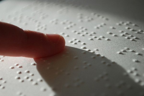 3. Louis Braille Có thể bạn đã biết về hệ thống chữ nổi để đọc và viết dành cho người khiếm thị. Nó được phát minh bởi Louis Braille, một câu bé 15 tuổi người Pháp. Khi mới 3 tuổi, Louis bị chấn thương mắt dẫn đến bị mù. Mặc dù vậy, cậu vẫn có thành tích học tập xuất sắc và dành học bổng danh giá để gia nhập viện Hoàng gia cho người khiếm thị. Ở đó, Louis bắt đầu nghiên cứu và tạo nên hệ thống chữ nổi giúp việc đọc và viết của người khiếm thị trở nên nhanh hơn.