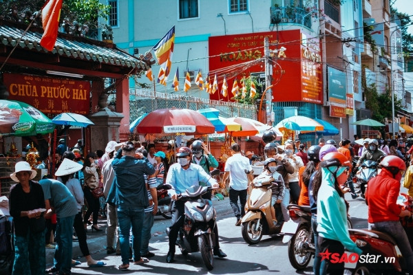 Theo ghi nhận vào lúc 14h, đã có hơn hàng nghìn người đổ về tuyến đường Mai Thị Lưu, chen chân nhau khấn vái tại chùa Ngọc Hoàng. Dù được nhắc nhở liên tục về việc chỉ nên thắp một nén hương, hạn chế đốt vàng mã và đề phòng trộm cắp… nhưng nhiều sự cố vẫn xảy ra. Thời tiết 34 độ C khiến vô số người dân vật vã mồ hôi, mệt mỏi khấn vái. Ngoài ra, vì chờ đợi khá lâu không thể vào được bên trong chùa nên nhiều trường hợp cũng đành khấn vái và thắp hương ngoài điện. Ảnh: Con đường Mai Thị Lựu đã được ngăn lưu thông ngay từ sáng sớm để phục vụ cho người dân đổ về chùa khấn vái.