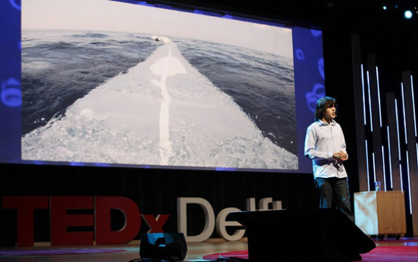 4. Boyan Slat 16 tuổi, Boyan Slat đã cảm thấy rất sốc khi chứng kiến đáy biển bị ô nhiễm trong 1 lần đi lặn ở Hy Lạp. Cậu quyết định chọn đề tài ô nhiễm đại dương cho dự án khoa học ở cao học. Khi 18 tuổi, chàng thanh niên đưa ra hệ thống xử lý rác thải, làm sạch đại dương nhờ sử dụng dòng hải lưu. Rất nhiều tổ chức và công ty đã khen ngợi không ngớt ý tưởng của Boyan Slat và cậu là người trẻ tuổi nhất từng được giải cao nhất về môi trường của Liên hợp quốc.