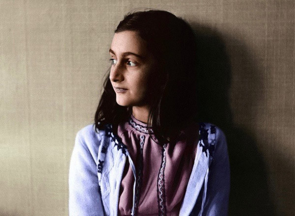 6. Anne Frank Anne Frank đã viết nhật ký về cuộc đời mình, một trong những cuốn sách nổi tiếng nhất thế giới. Gia đình cô phải sống ẩn náu trong 2 năm khi làn sóng áp bức dân Do Thái tăng lên. Cuối cùng họ bị bắt ở Gestapo và bị đưa đến trại tập trung. Cô bé mất năm 16 tuổi khi ở trong trại, chỉ vài tháng trước thời điểm chiến tranh kết thúc. Nhật ký của Anne Frank được cha cô xuất bản vào năm 1952 và dịch sang hơn 60 ngôn ngữ. Cô bé vốn mơ ước trở thành nhà báo nhưng lại không có cơ hội chứng kiến nhật ký của mình trở thành tác phẩm văn học được khen ngợi hết lời.