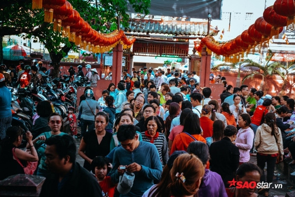 Dòng người chen chúc nhau khấn vái tại chùa Ngọc Hoàng.