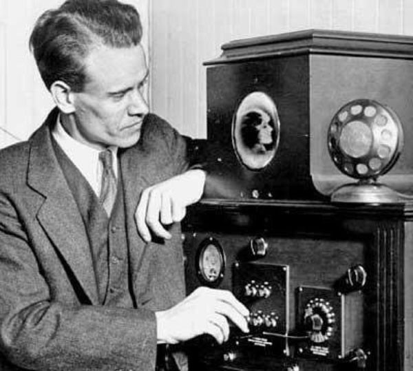 1. Philo Farnsworth Khi còn là một cậu bé 14 tuổi xuất thân từ gia đình nông dân chính gốc, Philo Farnsworth đã khiến cả thế giới bái phục với phát minh vĩ đại của mình. Hồi đó, cậu bé Philo Farnsworth từng tham khảo ý kiến của giáo viên trung học về ý tưởng đặc biệt mà mình đang nghĩ đến. Cậu bé đã thể hiện ý tưởng phức tạp này bằng sơ đồ trên bảng và giáo viên phải chép lại về để nghiên cứu. Sau đó, cậu được khuyến khích hãy tiếp tục ý tưởng của mình. 7 năm nau, Philo Farnsworth đã cho ra đời thiết bị truyền hình điện tử đầu tiên trên thế giới, được gọi là “cha đẻ vô tuyến truyền hình” và trở thành thần đồng, nhà khoa học từ khi còn rất trẻ.