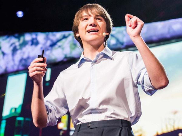 10. Jack Andraka Jack Andraka sinh năm 1997 và chỉ là một đứa trẻ bình thường cho đến khi người thân mất vì ung thư tuyến tụy. Điều này thôi thúc cậu tìm ra phương pháp để xác định bệnh ung thư sớm nhất. Ở tuổi 15, Jack Andraka phát minh ra một loại cảm biến mới giúp phát hiện tế bào ung thư nhanh hơn 168 lần và chính xác hơn 25-50% so với các xét nghiệm y học. Gần 200 phòng thí nghiệm đã bác bỏ phương pháp của cậu bé cho đến khi tiến sĩ Anirban Maitra tại John Hopkins đồng ý hỗ trợ và công nhận phát minh của Jack Andraka.