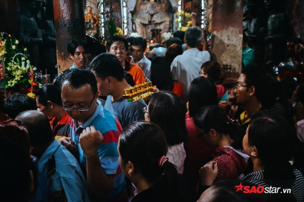 Phải chen chúc nhau để tìm lối ra. Để đề phòng trộm cắp, bảo vệ luôn túc trực thường xuyên.