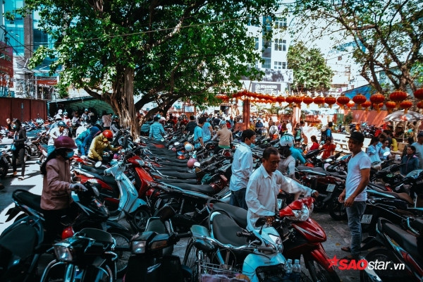 Được biết, cúng chư thiên tại chùa Ngọc Hoàng đã trở thành hoạt động truyền thống vào đúng mồng 9 Tết với mong ước có được một cuộc sống ấm no, sung túc của người Sài Gòn. Ảnh: Bãi xe bên trong chùa đã chật kín ngay từ sáng sớm, tận trưa mọi người đều buộc phải gửi xe nhà dân.