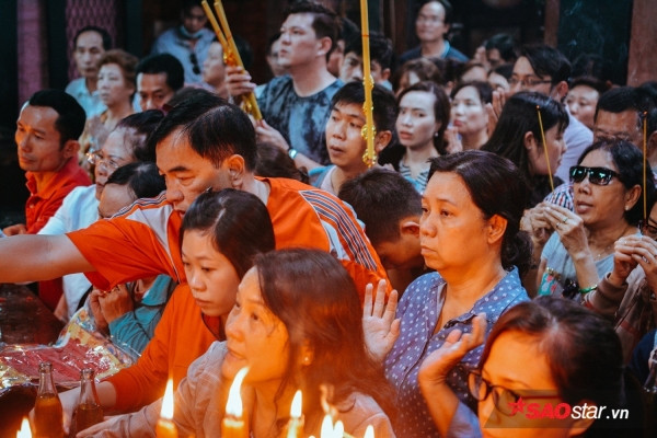 Mọi người đều vật vã mồ hôi vì thời tiết nóng cộng với người đông, đốt nhang và vàng mã bên trong chùa liên tục.