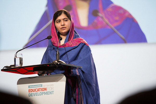 7. Malala Yousafzai Cô bé sinh ra ở Pakistan và là người trẻ tuổi nhất từng nhận giải Nobel. Cô sống ở một thị trấn nhỏ do Taliban cai trị, trong đó cấm các trẻ em gái tiếp nhận giáo dục hoặc đi học. Khi 11 tuổi, Malala Yousafzai đã viết một blog cho đài BBC địa phương để bày tỏ mong muốn được tiếp tục đi học. Năm 15 tuổi, Malala bị một tay súng Taliban bắn trong khi đang đi xe buýt đến trường. May mắn thay, cô bé sống sót sau cuộc tấn công và được đưa đến một bệnh viện ở Birmingham, Anh. Tại đây, Malala Yousafzai đã phát triển một số dự án giáo dục có ích cho trẻ em.