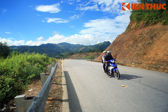 Nằm trên quốc lộ 6, một phần thuộc xã Phỏng Lái, huyện Thuận Châu tỉnh Sơn La và một phần thuộc xã Tỏa Tình, huyện Tuần Giáo, tỉnh Điện Biên, đèo Pha Đin được coi là đèo núi dài nhất Việt Nam với độ dài lên đến 32 km.