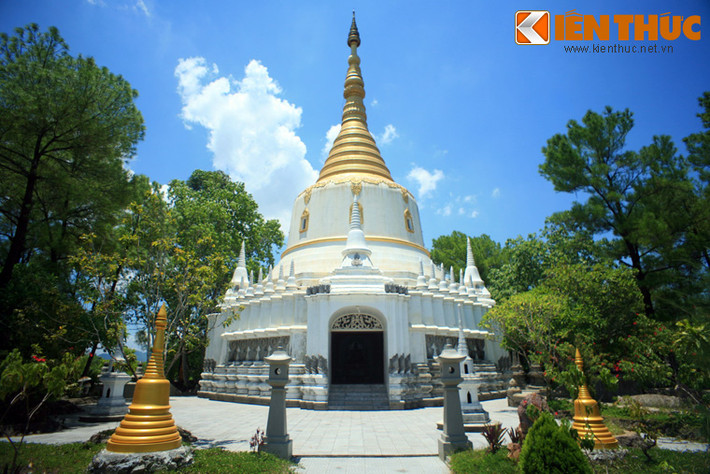 Nằm ở phường Thủy Xuân, TP Huế, tỉnh Thừa Thiên - Huế, chùa Thiền Lâm nổi tiếng với kiến trúc Phật giáo Miến Điện độc đáo và cuốn hút.