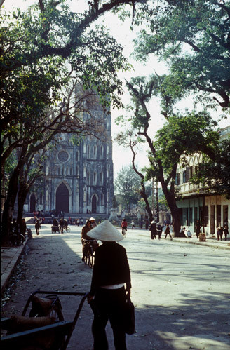 Nhà thờ Lớn nhìn từ phố Nhà Thờ.