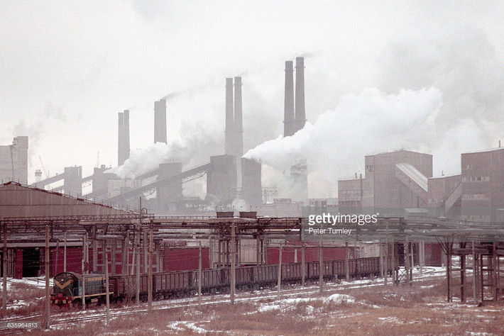 Nhà máy luyện kim ở Chelyabinsk, tháng 12/1991. Liên bang Xô Viết chính thức tan rã vào ngày 31/12/1991.
