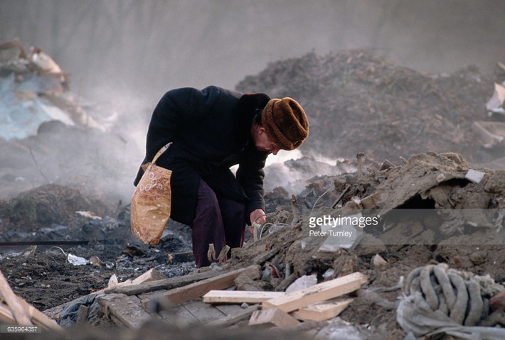Một người dân tìm kiếm phế liệu tại bãi rác ở ngoại ô Moscow năm 1990.