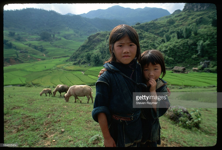 Hai em bé H'Mông ở vùng núi Hoàng Liên.