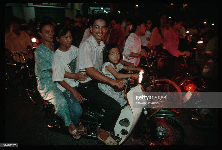 Một gia đình trên xe máy, tối 2/9/1993.