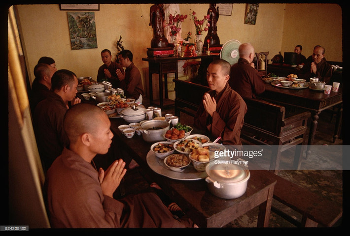 Những nhà sư cầu nguyện trước bữa ăn tại chùa Quán Sứ.