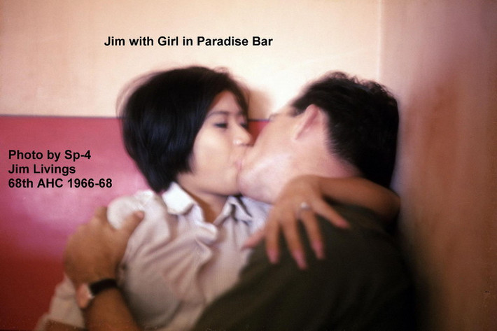 Jim khóa môi với một nhân tình Việt trong quán bar "Vườn địa đàng".