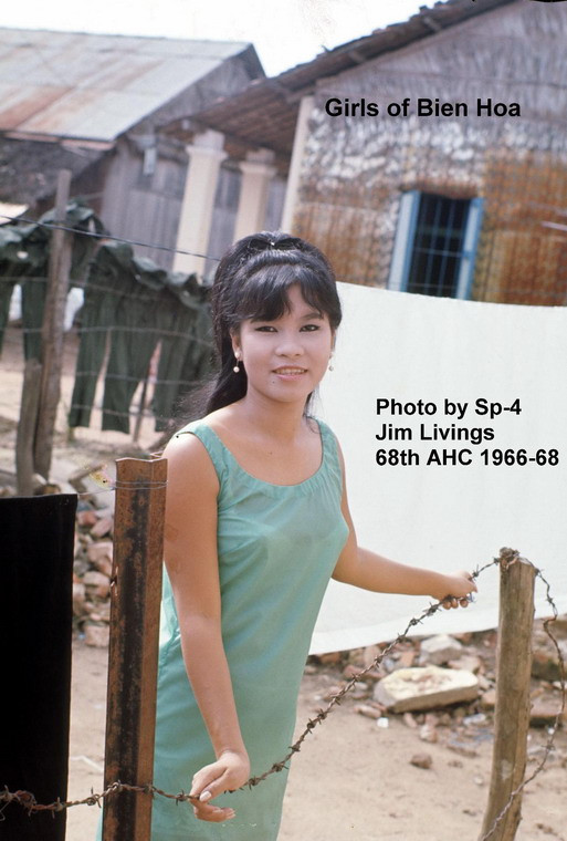 Từ năm 1966 - 1968, binh sĩ này đã có một "bộ sưu tập" ảnh của trên dưới 10 cô gái Việt từng cặp kè cùng mình.