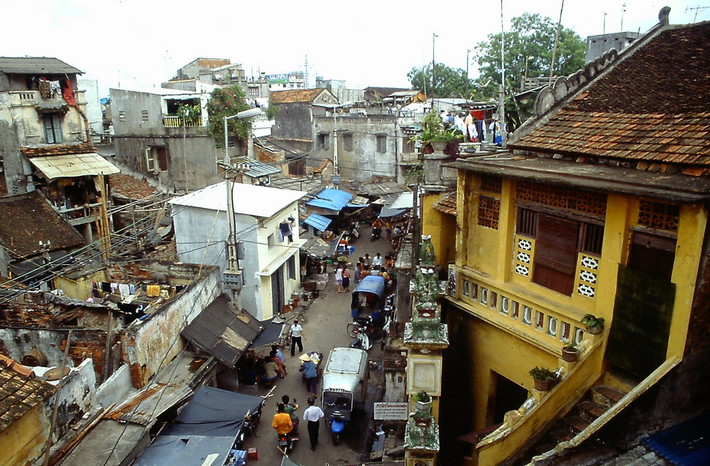 Ngõ Thanh Hà gần chợ Đồng Xuân với đền Hội Thống ở bên phải, Hà Nội năm 1995.