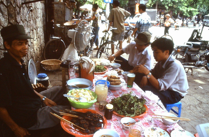 Quán bún chả vỉa hè ở phố Gầm Cầu.