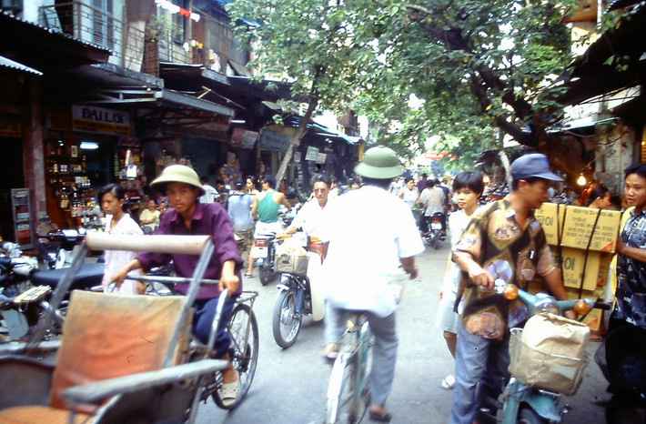 Trên phố Hàng Buồm.