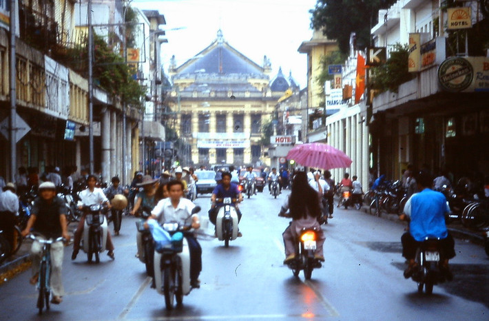 Trên phố Tràng Tiền.