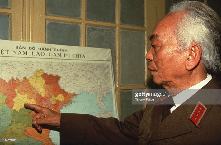 Tướng Giáp nói về trận Điện Biên Phủ trước các phóng viên quốc tế, 1994.