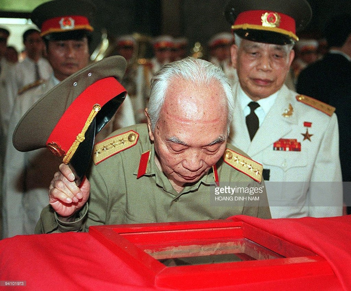 Đại tướng Võ Nguyên Giáp và Nguyên Bộ trưởng Quốc phòng Văn Tiến Dũng trong tang lễ cấp Nhà nước của cố Bộ trưởng Ngoại giao Nguyễn Cơ Thạch ở Hà Nội, 17/4/1988.
