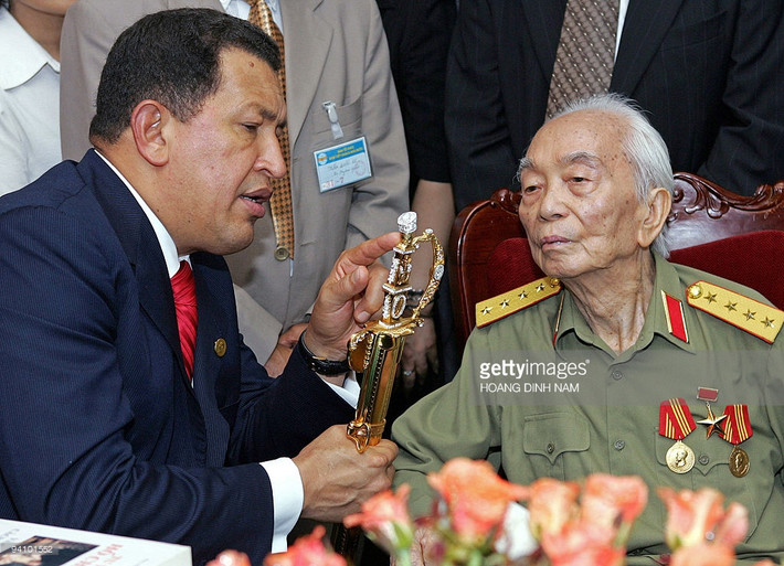 Tổng thống Venezuela Huga Chavez tặng Đại tướng Võ Nguyên Giáp bản sao thanh kiếm của anh hùng Simon Bolivar tại nhà riêng của Đại tướng ở Hà Nội ngày 1/8/2006, nhân chuyến thăm chính thức Việt Nam.