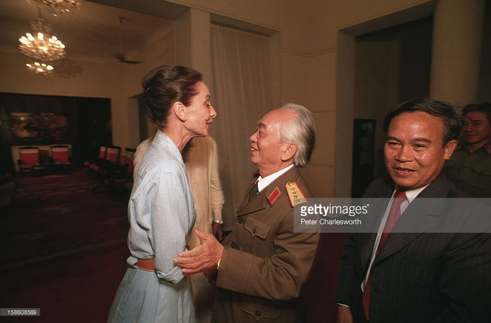 Trong vai trò một nhà hoạt động xã hội của UNICEF, cựu minh tinh màn bạc người Anh Audrey Hepburn gặp Đại tướng Võ Nguyên Giáp ở Hà Nội, tháng 10/1990.